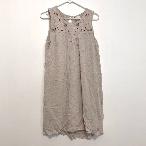 NEW NWT JANE AND DELANCEY Taupe Gray ish Crochet Eyelet Sleeveless Shift Dress - Picture 2 of 13